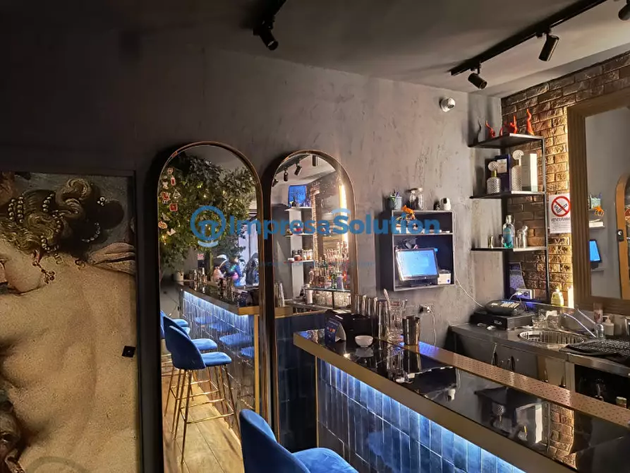 Immagine 8 di Attività commerciale in vendita  in Vico della Quercia a Napoli