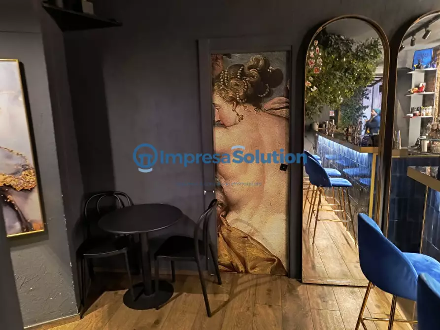 Immagine 11 di Attività commerciale in vendita  in Vico della Quercia a Napoli