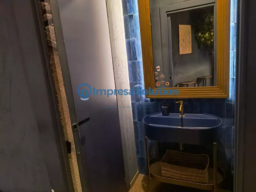 Immagine 12 di Attività commerciale in vendita  in Vico della Quercia a Napoli