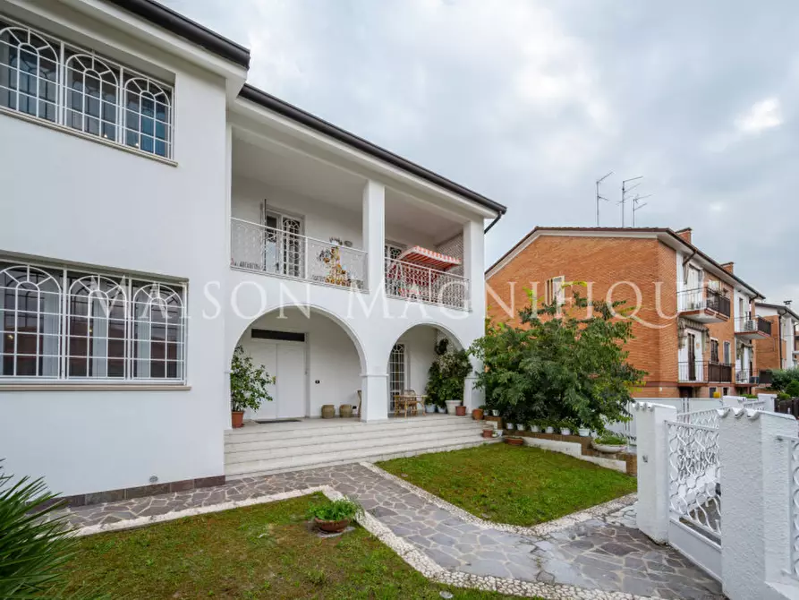 Immagine 1 di Villa in vendita  in Via Vittore e Mario Hanau a Ferrara