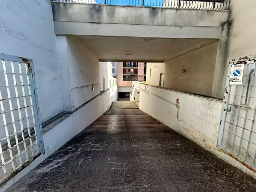 Immagine 2 di Garage in vendita  in Viale della Libertà 141 a Lecce