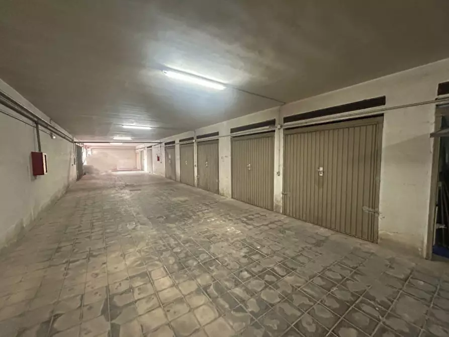 Immagine 5 di Garage in vendita  in Viale della Libertà 141 a Lecce