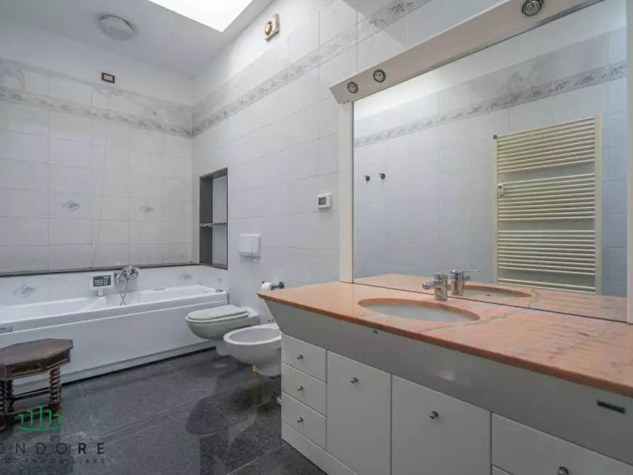 Immagine 33 di Appartamento in vendita  in piazza san martino a Bologna