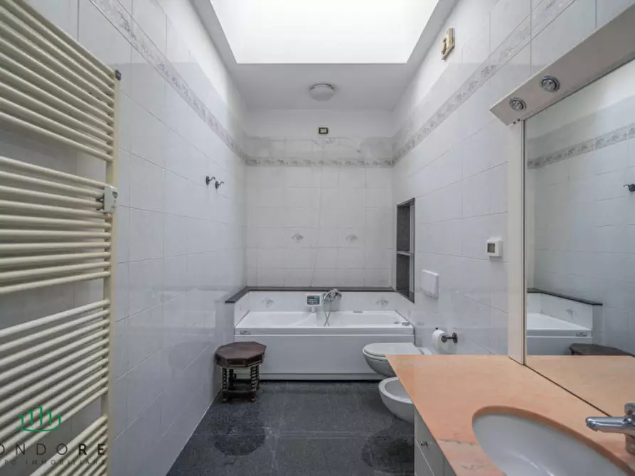 Immagine 34 di Appartamento in vendita  in piazza san martino a Bologna