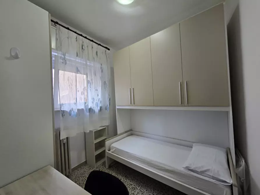 Immagine 11 di Camera in affitto  a Modena