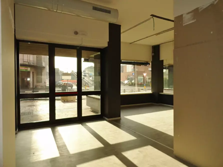 Immagine 1 di Negozio in vendita  in VIALE VERONA a Vicenza