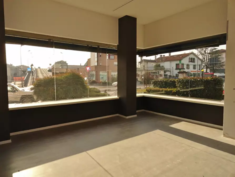 Immagine 2 di Negozio in vendita  in VIALE VERONA a Vicenza