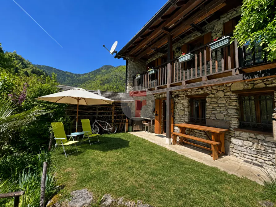 Immagine 1 di Casa trifamiliare in vendita  in Via Val a Lamon