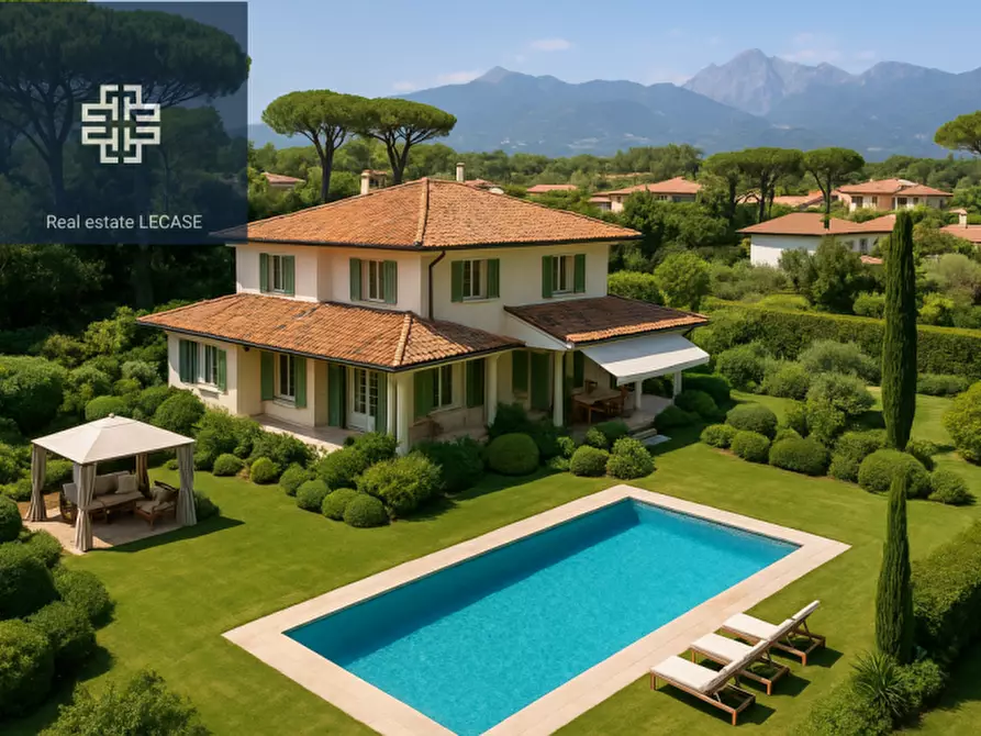 Immagine 1 di Villa in vendita  in Via Leonardo da Vinci a Forte Dei Marmi