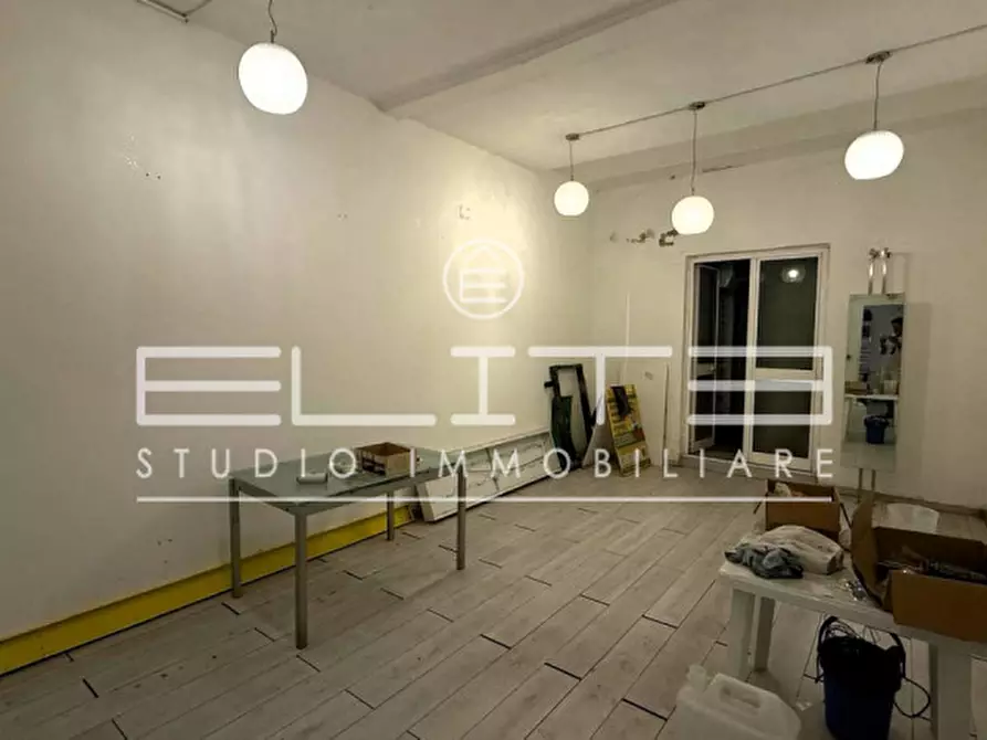 Immagine 2 di Negozio in vendita  a Ancona