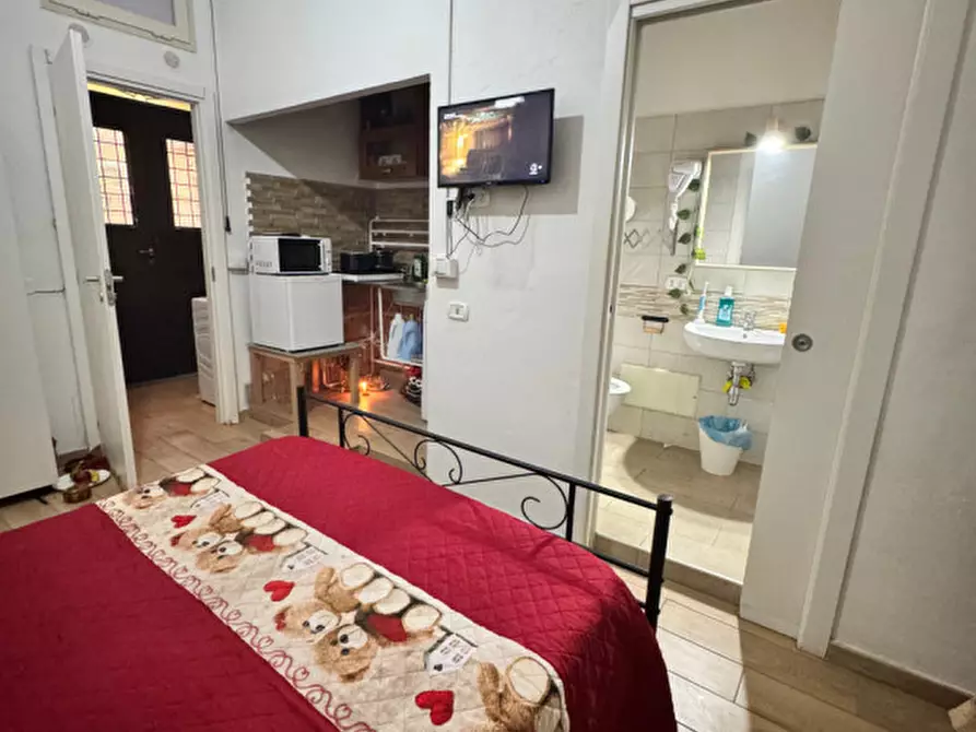 Immagine 3 di Camera in affitto  in Gradini Gesù e Maria 7 a Napoli