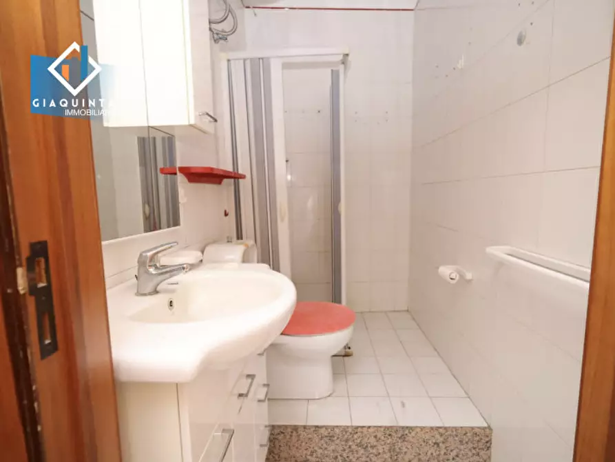 Immagine 15 di Appartamento in vendita  in Via Fratelli Bandiera n. 24 a Palagonia