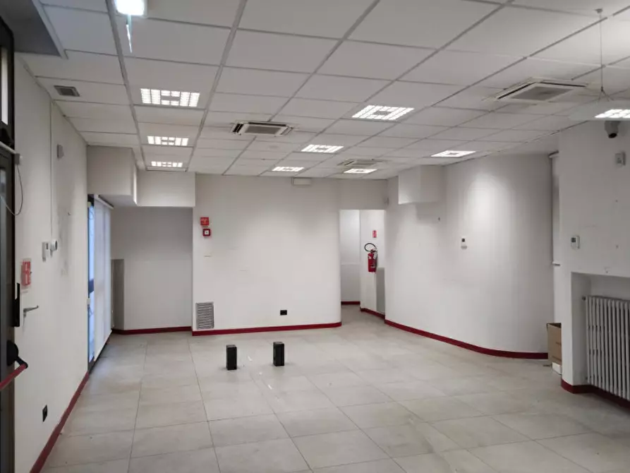 Immagine 1 di Negozio in affitto  in PIAZZA MASSIMO D'AZEGLIO a Firenze