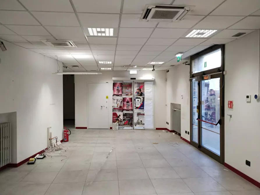 Immagine 2 di Negozio in affitto  in PIAZZA MASSIMO D'AZEGLIO a Firenze