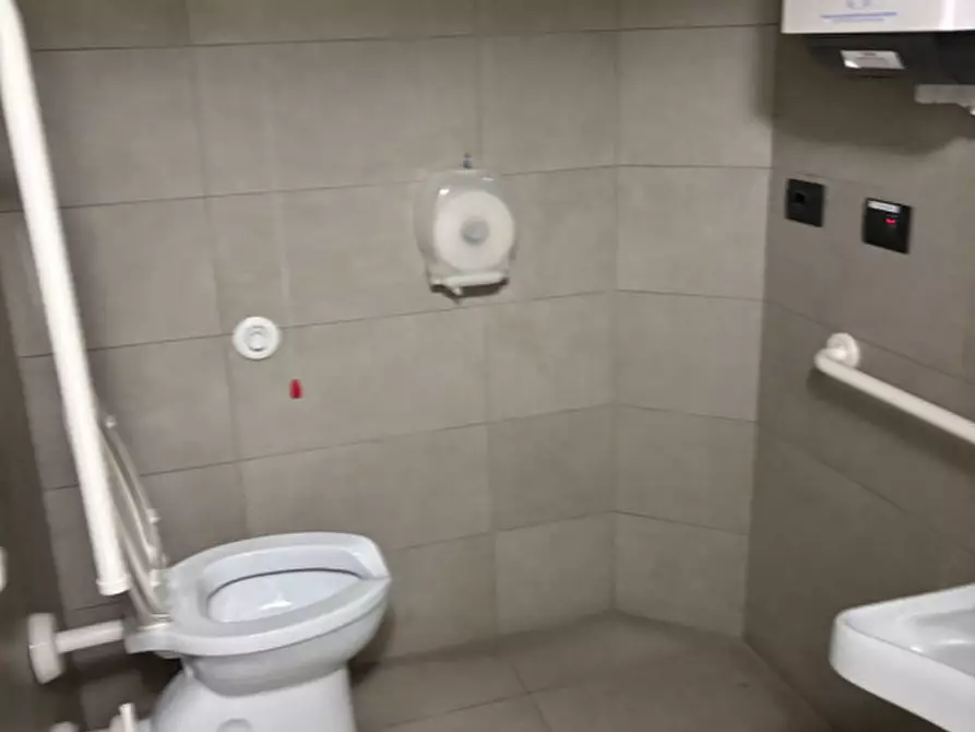 Immagine 10 di Negozio in affitto  in PIAZZA MASSIMO D'AZEGLIO a Firenze