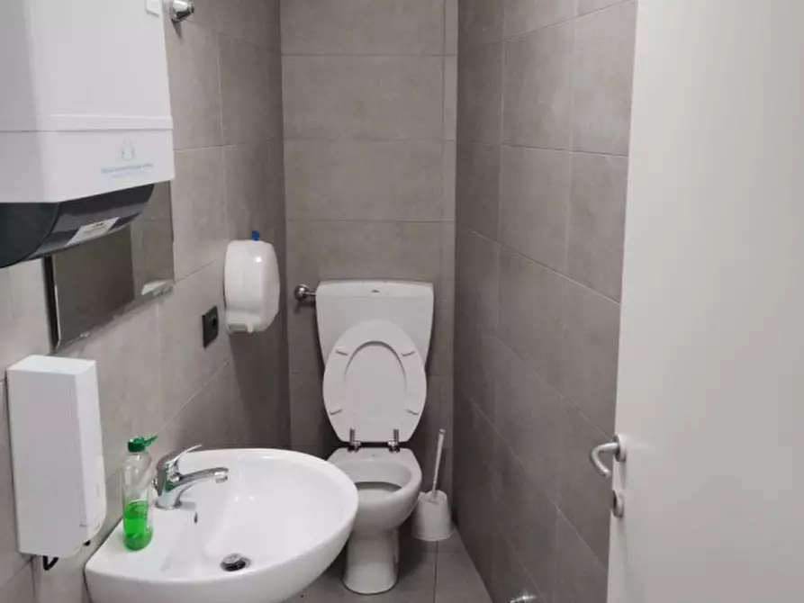 Immagine 11 di Negozio in affitto  in PIAZZA MASSIMO D'AZEGLIO a Firenze