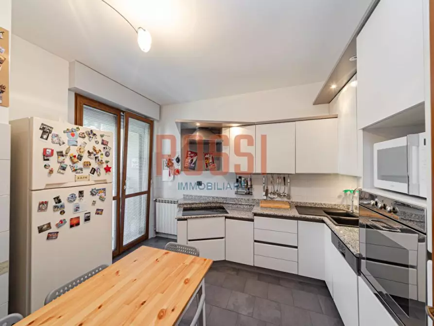 Immagine 5 di Appartamento in vendita  in VIA RIVA a Monza