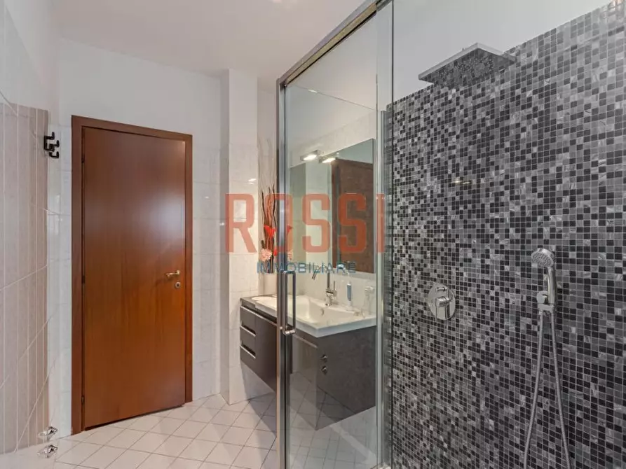 Immagine 22 di Appartamento in vendita  in VIA RIVA a Monza