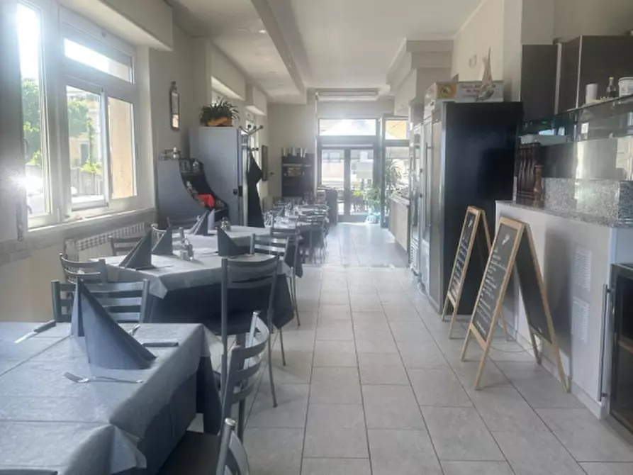Immagine 1 di Attività commerciale in vendita  in via aurelia a Vado Ligure