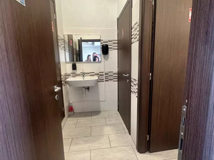 Immagine 5 di Attività commerciale in vendita  in via aurelia a Vado Ligure