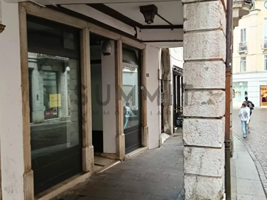Immagine 1 di Negozio in affitto  a Schio