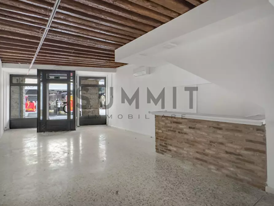 Immagine 1 di Negozio in affitto  a Schio