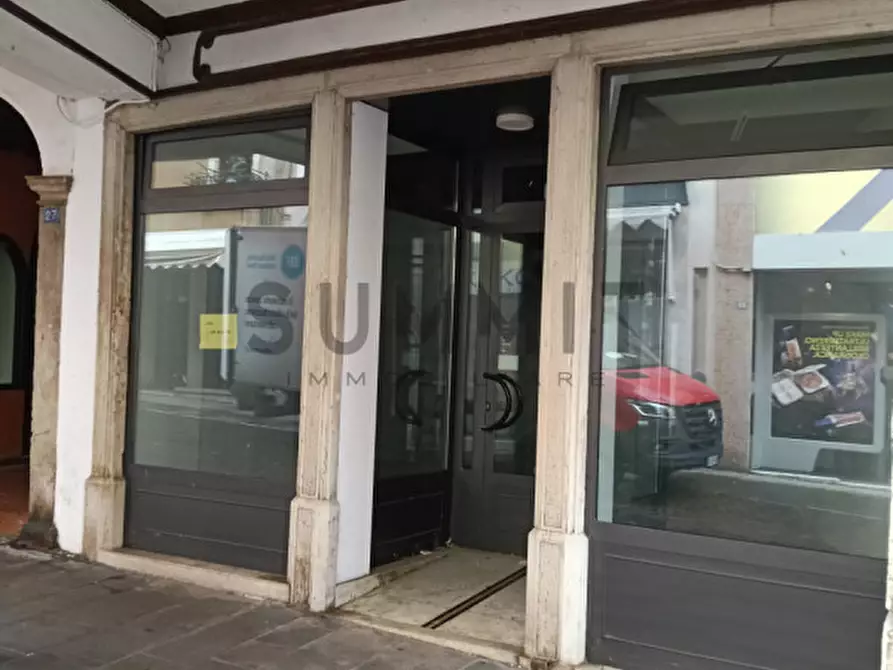 Immagine 2 di Negozio in affitto  a Schio