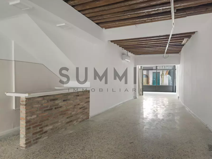 Immagine 3 di Negozio in affitto  a Schio