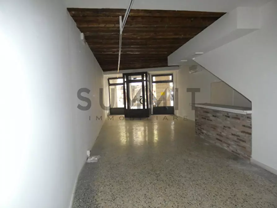 Immagine 3 di Negozio in affitto  a Schio