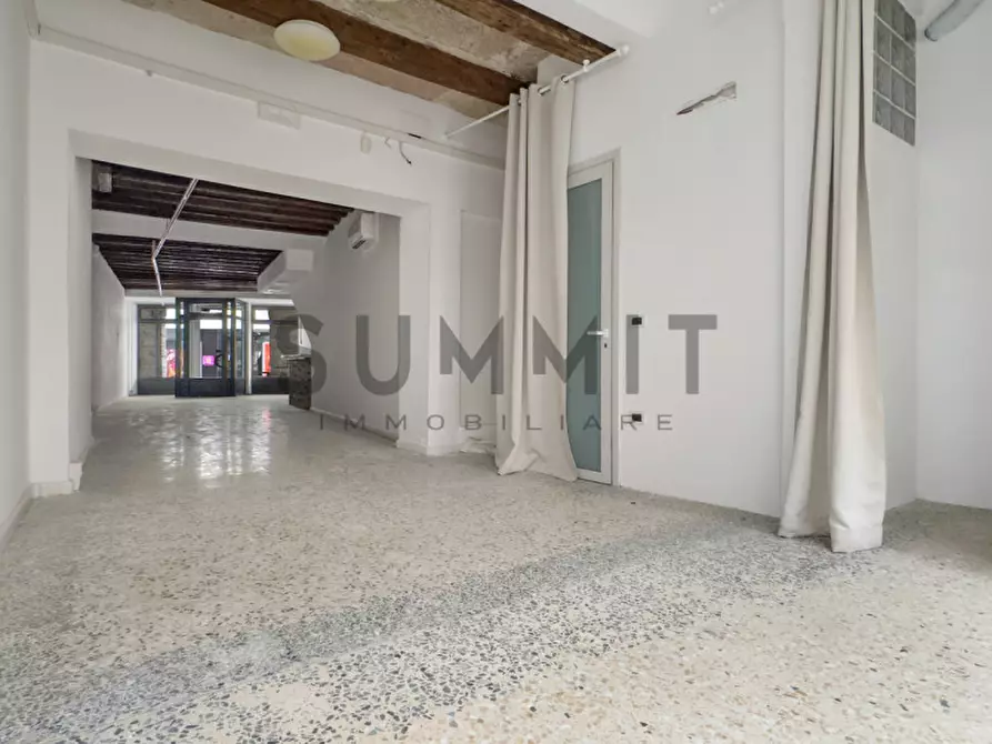 Immagine 4 di Negozio in affitto  a Schio