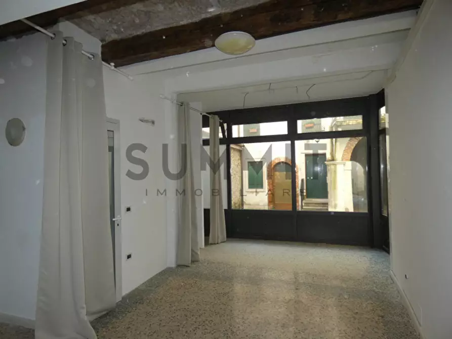 Immagine 5 di Negozio in affitto  a Schio