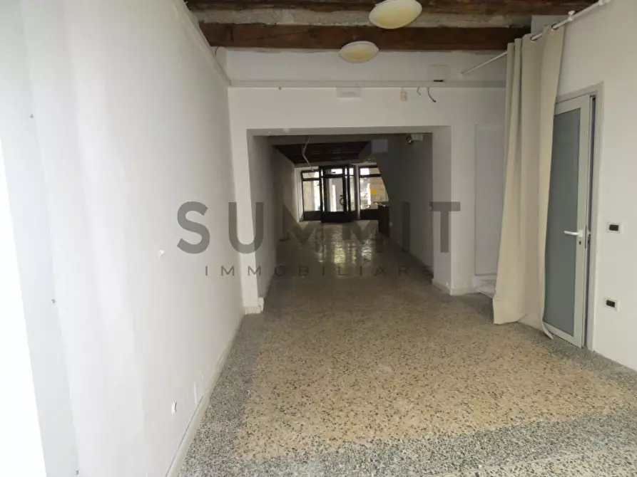 Immagine 6 di Negozio in affitto  a Schio