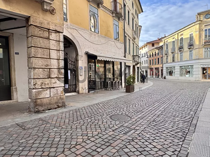 Immagine 8 di Negozio in affitto  a Schio