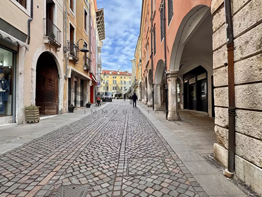 Immagine 9 di Negozio in affitto  a Schio