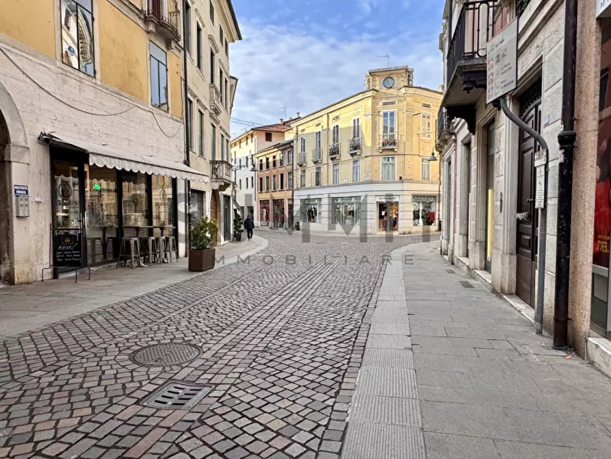 Immagine 10 di Negozio in affitto  a Schio