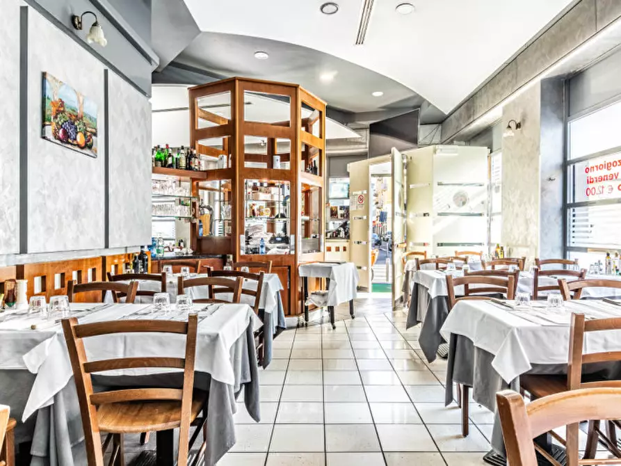 Immagine 4 di Attività commerciale in vendita  in Via Amatore Sciesa 18 a Milano