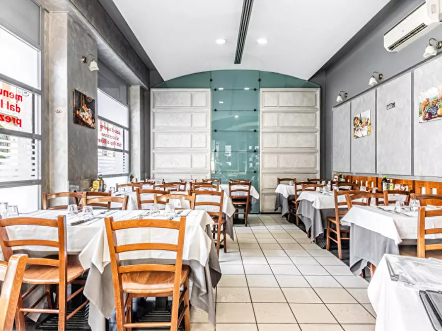 Immagine 5 di Attività commerciale in vendita  in Via Amatore Sciesa 18 a Milano