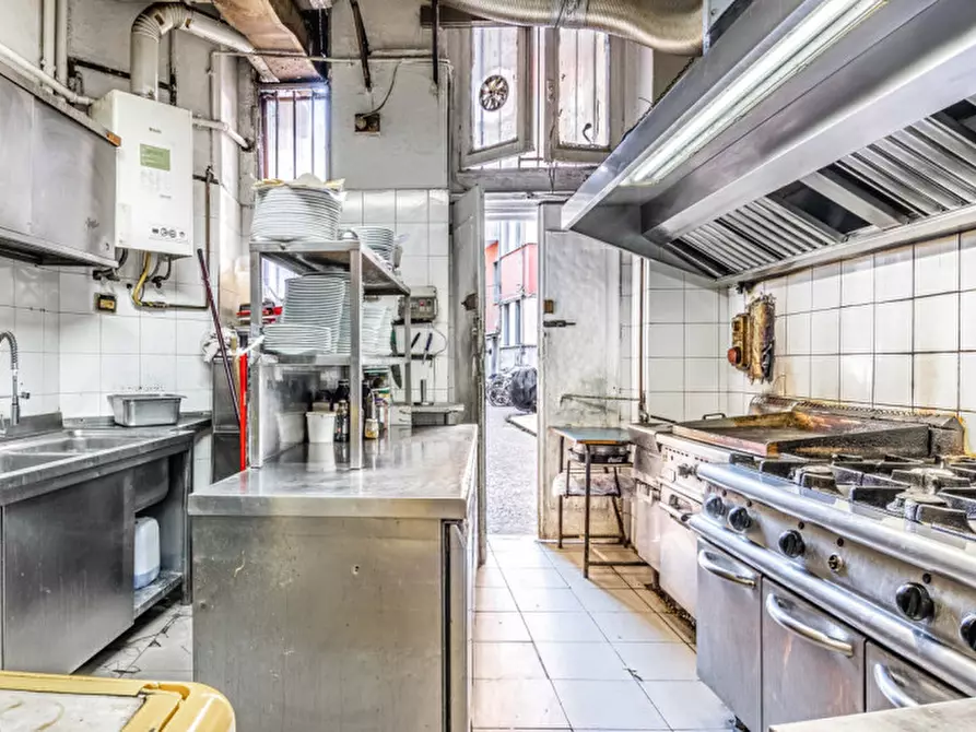 Immagine 9 di Attività commerciale in vendita  in Via Amatore Sciesa 18 a Milano
