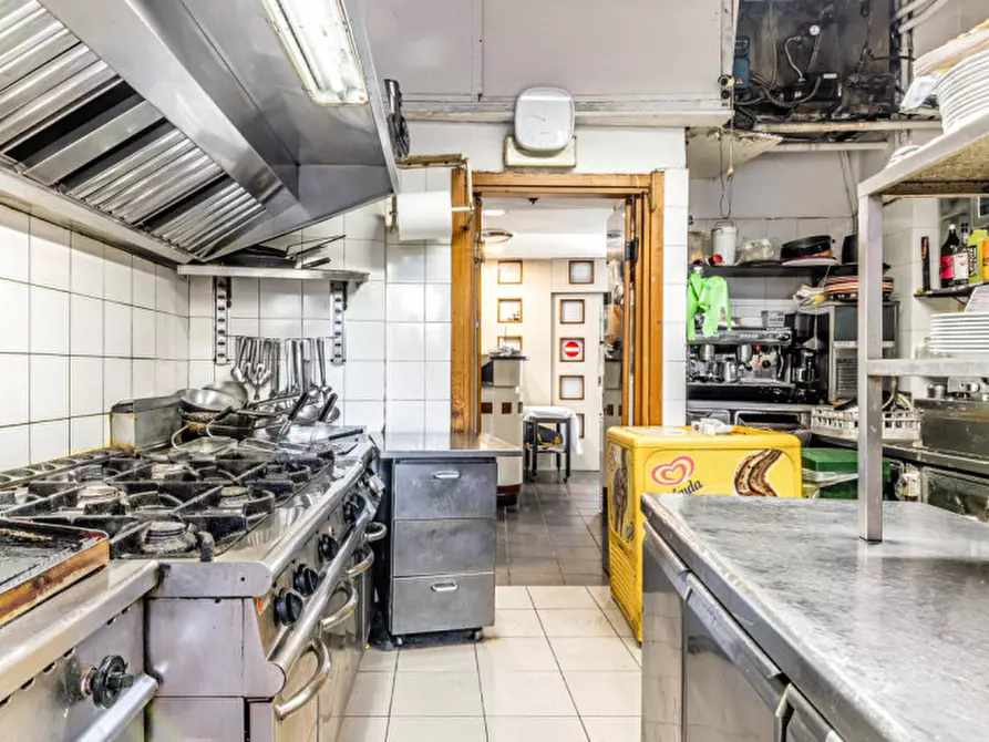 Immagine 10 di Attività commerciale in vendita  in Via Amatore Sciesa 18 a Milano
