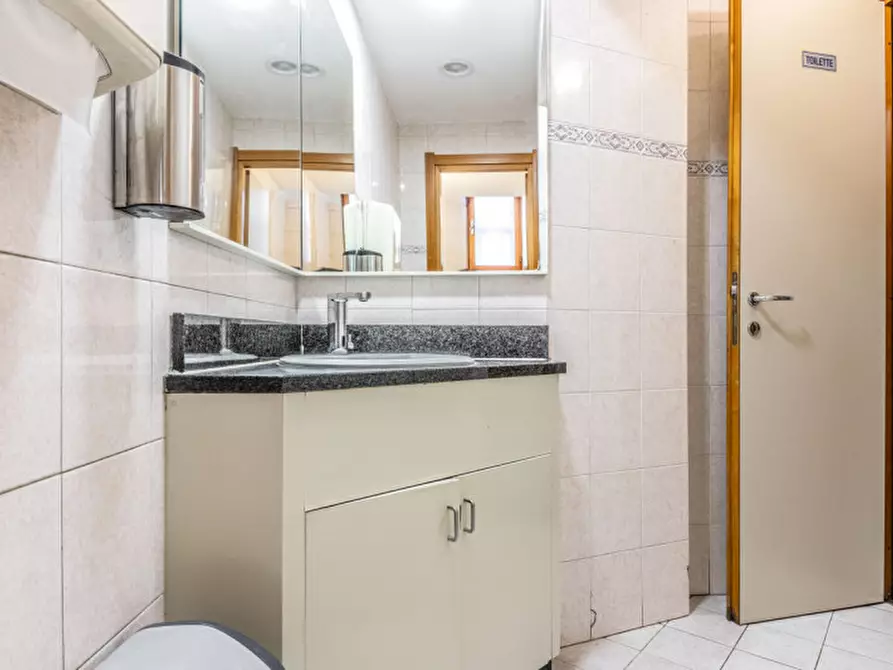 Immagine 11 di Attività commerciale in vendita  in Via Amatore Sciesa 18 a Milano