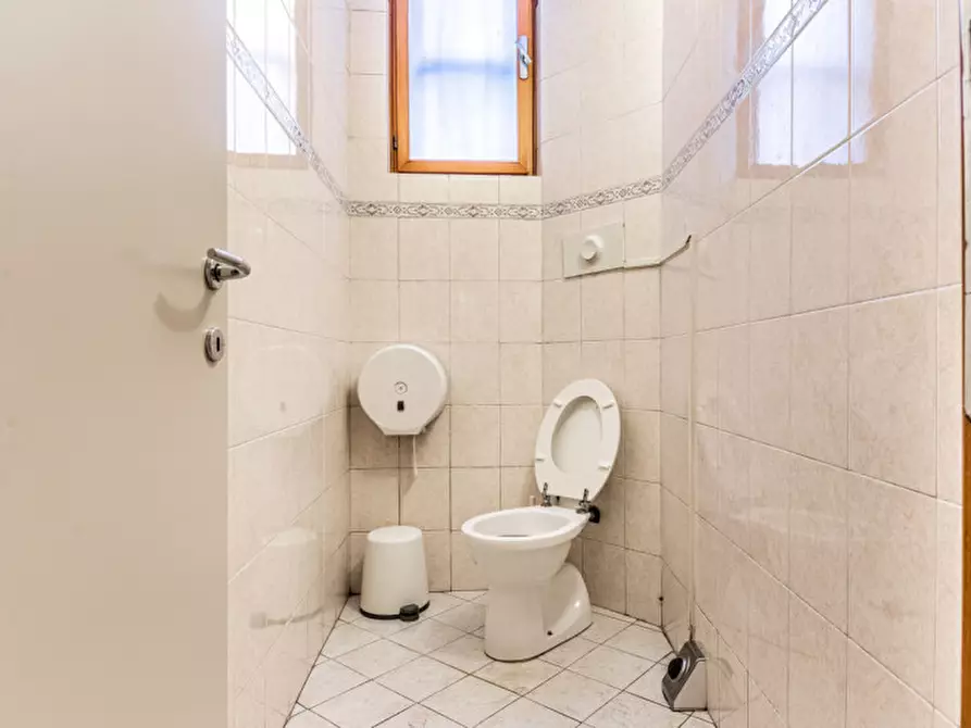 Immagine 12 di Attività commerciale in vendita  in Via Amatore Sciesa 18 a Milano