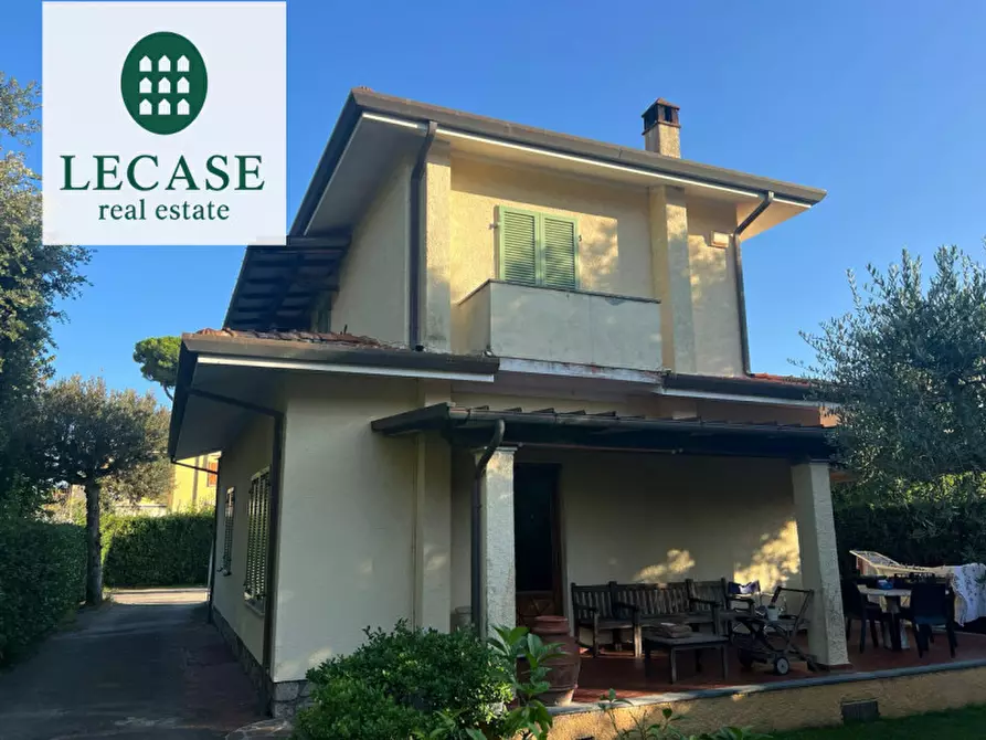 Immagine 2 di Villa in vendita  a Forte Dei Marmi