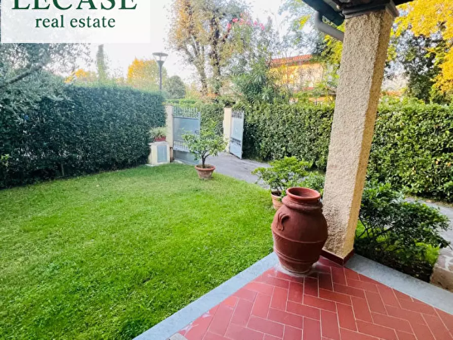 Immagine 3 di Villa in vendita  a Forte Dei Marmi