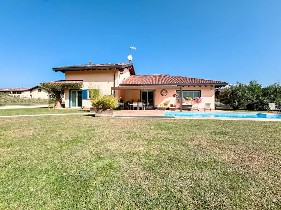 Immagine 1 di Villa in vendita  in Via Dante Alighieri 81 a Leggiuno