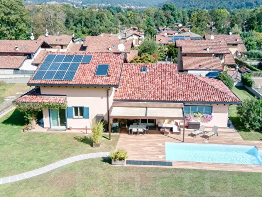 Immagine 2 di Villa in vendita  in Via Dante Alighieri 81 a Leggiuno