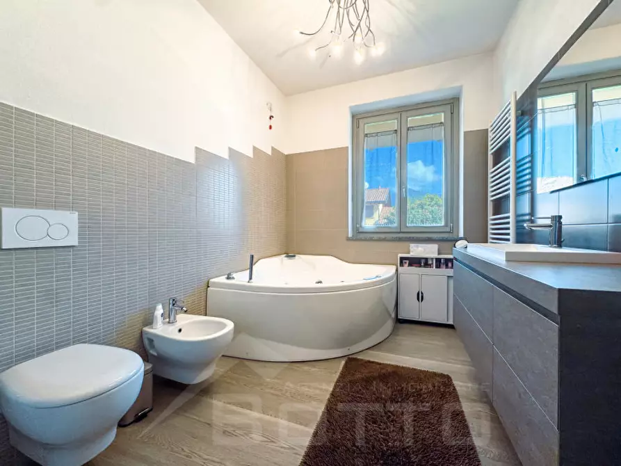 Immagine 15 di Villa in vendita  in Via Dante Alighieri 81 a Leggiuno