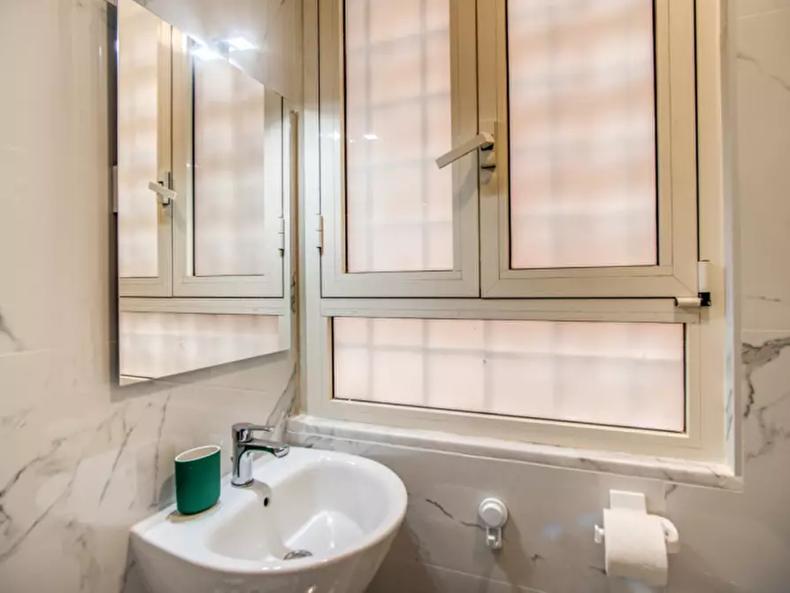 Immagine 30 di Appartamento in vendita  in Via Goffredo Mameli a Roma