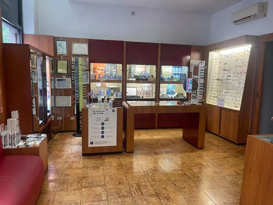 Immagine 1 di Negozio in vendita  in Via Domodossola 44 a Torino