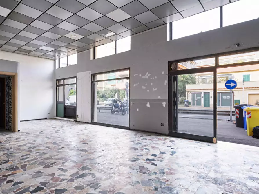 Immagine 10 di Negozio in vendita  in Via Aurelia 99 a Ceriale