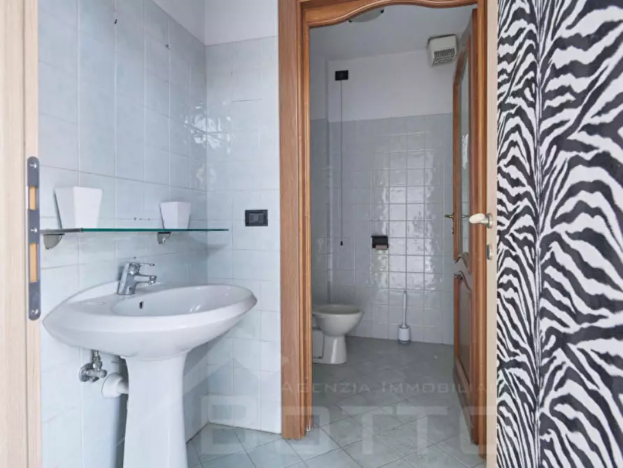 Immagine 11 di Negozio in vendita  in Via Aurelia 99 a Ceriale